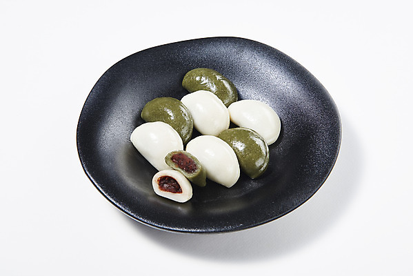 포토 JPG 스튜디오촬영 접시 조각 실내 누끼 사람없음 여러개 오브젝트 흰배경 쌀떡 쑥떡 앙꼬절편 국내포토 식기 다수 백그라운드 떡 내부 흰색 파일형식