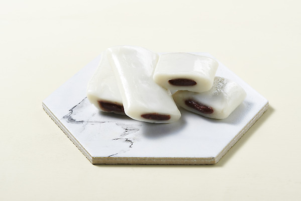 포토 JPG 스튜디오촬영 접시 실내 누끼 사람없음 여러개 오브젝트 흰배경 대리석 쌀떡 앙꼬절편 국내포토 식기 다수 백그라운드 재료 떡 내부 흰색 파일형식