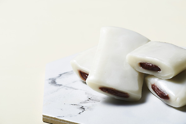 포토 JPG 스튜디오촬영 접시 실내 누끼 근접촬영 사람없음 여러개 오브젝트 흰배경 대리석 쌀떡 앙꼬절편 국내포토 식기 뷰포인트 다수 백그라운드 재료 떡 내부 흰색 파일형식