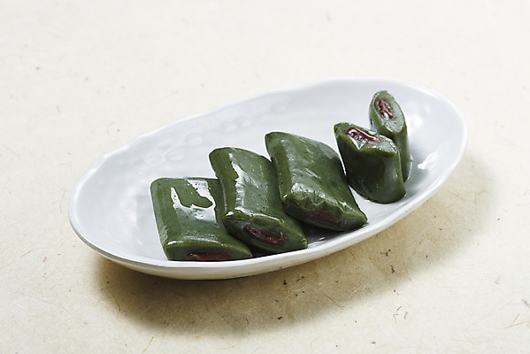 포토 JPG 스튜디오촬영 접시 조각 실내 누끼 사람없음 여러개 오브젝트 흰배경 쌀떡 쑥떡 앙꼬절편 국내포토 식기 다수 백그라운드 떡 내부 흰색 파일형식