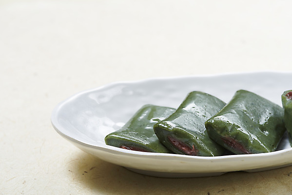 포토 JPG 스튜디오촬영 접시 실내 누끼 근접촬영 사람없음 여러개 오브젝트 흰배경 쌀떡 쑥떡 앙꼬절편 국내포토 식기 뷰포인트 다수 백그라운드 떡 내부 흰색 파일형식