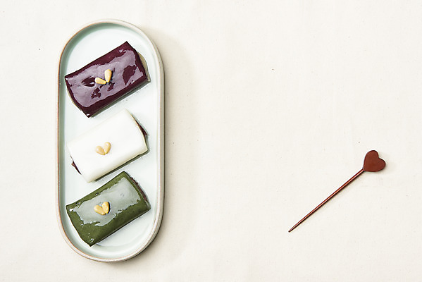 포토 JPG 스튜디오촬영 접시 실내 누끼 사람없음 하이앵글 세개 오브젝트 흰배경 이쑤시개 쌀떡 쑥떡 플랫레이 앙꼬절편 국내포토 식기 뷰포인트 백그라운드 떡 3 내부 흰색 플랫 파일형식