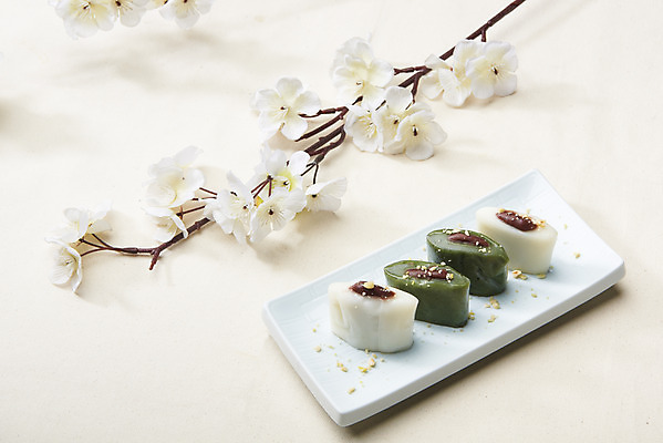 포토 JPG 스튜디오촬영 접시 조각 실내 누끼 사람없음 여러개 오브젝트 흰배경 꽃가지 쌀떡 쑥떡 앙꼬절편 국내포토 식기 꽃 다수 백그라운드 떡 내부 흰색 나뭇가지 파일형식