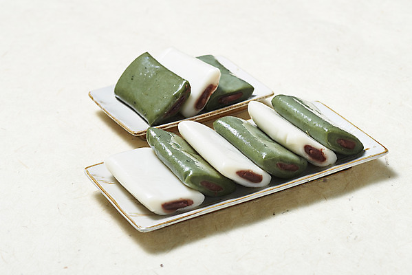 포토 식기 다수 백그라운드 떡 실내 내부 흰색 파일형식 JPG 사람없음 오브젝트 누끼 스튜디오촬영 앙꼬절편 흰배경 접시 여러개 쌀떡 쑥떡 국내포토