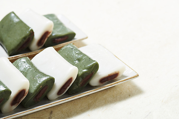 포토 식기 뷰포인트 다수 백그라운드 떡 실내 내부 흰색 파일형식 근접촬영 JPG 사람없음 오브젝트 누끼 스튜디오촬영 앙꼬절편 흰배경 접시 여러개 쌀떡 쑥떡 국내포토