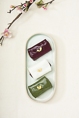 포토 JPG 스튜디오촬영 접시 실내 누끼 사람없음 하이앵글 세개 오브젝트 흰배경 꽃가지 쌀떡 쑥떡 플랫레이 앙꼬절편 국내포토 식기 꽃 뷰포인트 백그라운드 떡 3 내부 흰색 나뭇가지 플랫 파일형식