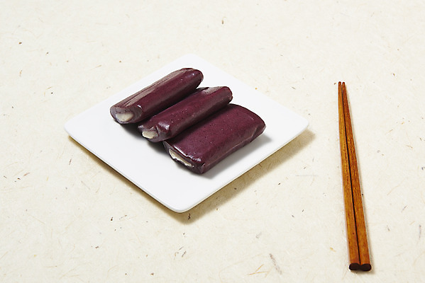 포토 JPG 스튜디오촬영 접시 젓가락 실내 누끼 사람없음 세개 자주색 오브젝트 흰배경 쌀떡 앙꼬절편 국내포토 식기 컬러 백그라운드 떡 수저 3 내부 흰색 파일형식