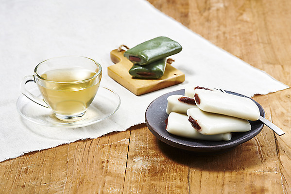 포토 JPG 스튜디오촬영 접시 포크 실내 누끼 사람없음 여러개 차 오브젝트 쌀떡 쑥떡 앙꼬절편 나무배경 국내포토 식기 음료 다수 백그라운드 떡 내부 파일형식