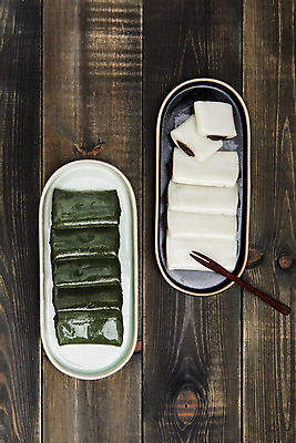 포토 JPG 스튜디오촬영 접시 포크 실내 누끼 사람없음 하이앵글 여러개 오브젝트 쌀떡 쑥떡 플랫레이 앙꼬절편 나무배경 국내포토 식기 뷰포인트 다수 백그라운드 떡 내부 플랫 파일형식