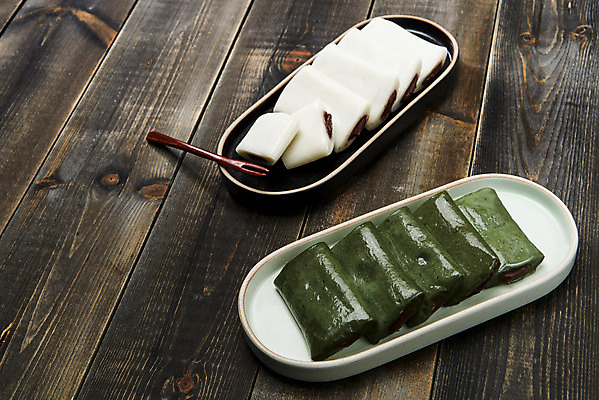 포토 JPG 스튜디오촬영 접시 포크 실내 누끼 사람없음 여러개 오브젝트 쌀떡 쑥떡 앙꼬절편 나무배경 국내포토 식기 다수 백그라운드 떡 내부 파일형식