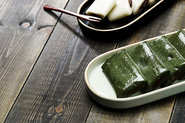 포토 JPG 스튜디오촬영 접시 포크 실내 누끼 근접촬영 사람없음 여러개 오브젝트 쌀떡 쑥떡 앙꼬절편 나무배경 국내포토 식기 뷰포인트 다수 백그라운드 떡 내부 파일형식