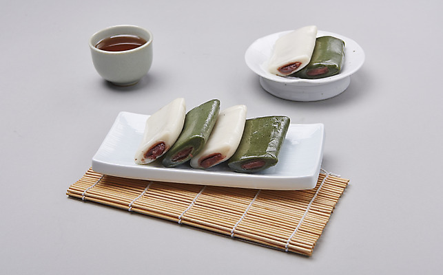 포토 JPG 스튜디오촬영 접시 실내 누끼 사람없음 여러개 찻잔 오브젝트 흰배경 대나무발 수정과 쌀떡 쑥떡 앙꼬절편 국내포토 식기 음료 다수 백그라운드 잔 떡 내부 흰색 전통차 파일형식