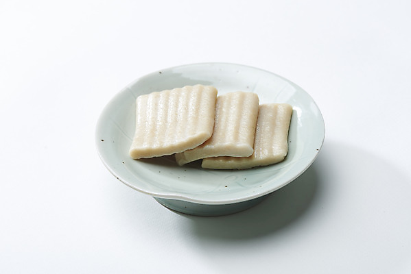 포토 JPG 스튜디오촬영 접시 실내 누끼 사람없음 세개 오브젝트 흰배경 쌀떡 절편 국내포토 식기 백그라운드 떡 3 내부 흰색 파일형식