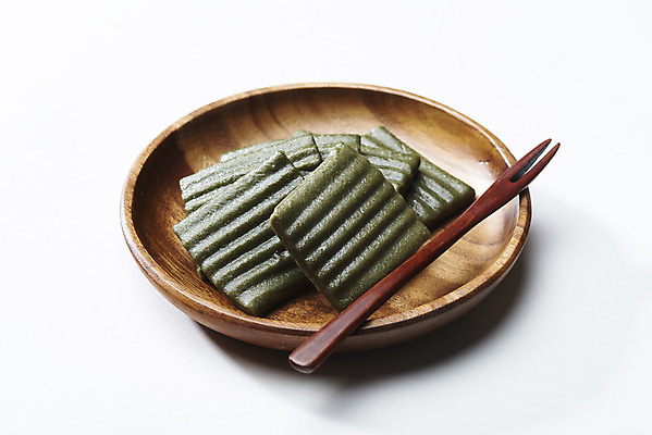 포토 JPG 스튜디오촬영 포크 실내 누끼 사람없음 여러개 오브젝트 흰배경 나무접시 쑥떡 절편 국내포토 식기 접시 다수 백그라운드 떡 내부 흰색 파일형식