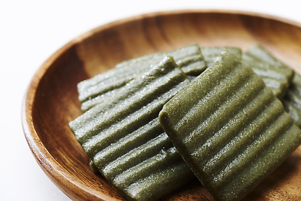 포토 JPG 스튜디오촬영 실내 누끼 근접촬영 사람없음 여러개 오브젝트 흰배경 나무접시 쑥떡 절편 국내포토 접시 뷰포인트 다수 백그라운드 떡 내부 흰색 파일형식