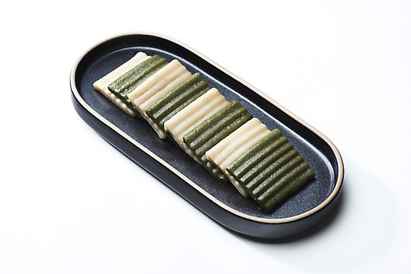 포토 JPG 스튜디오촬영 접시 실내 누끼 사람없음 여러개 오브젝트 흰배경 쑥떡 절편 국내포토 식기 다수 백그라운드 떡 내부 흰색 파일형식