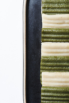 포토 JPG 스튜디오촬영 접시 실내 누끼 근접촬영 사람없음 하이앵글 여러개 오브젝트 흰배경 쑥떡 절편 플랫레이 국내포토 식기 뷰포인트 다수 백그라운드 떡 내부 흰색 플랫 파일형식