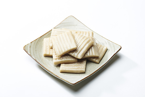 포토 JPG 스튜디오촬영 접시 실내 누끼 사람없음 여러개 오브젝트 흰배경 쌀떡 절편 국내포토 식기 다수 백그라운드 떡 내부 흰색 파일형식