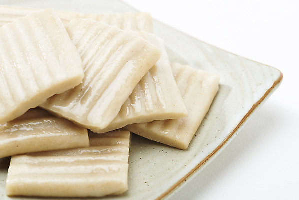 포토 JPG 스튜디오촬영 접시 실내 누끼 근접촬영 사람없음 여러개 오브젝트 흰배경 쌀떡 절편 국내포토 식기 뷰포인트 다수 백그라운드 떡 내부 흰색 파일형식