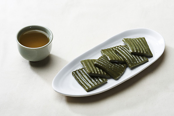 포토 JPG 스튜디오촬영 접시 실내 누끼 사람없음 여러개 찻잔 오브젝트 흰배경 수정과 쑥떡 절편 국내포토 식기 음료 다수 백그라운드 잔 떡 내부 흰색 전통차 파일형식