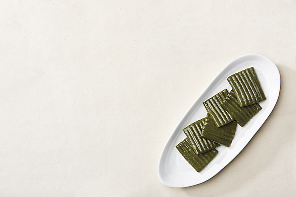 포토 JPG 스튜디오촬영 접시 실내 누끼 사람없음 하이앵글 여러개 오브젝트 흰배경 쑥떡 절편 플랫레이 국내포토 식기 뷰포인트 다수 백그라운드 떡 내부 흰색 플랫 파일형식