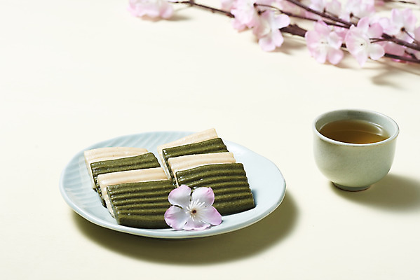 포토 JPG 스튜디오촬영 접시 실내 누끼 사람없음 여러개 찻잔 오브젝트 흰배경 꽃가지 수정과 쑥떡 절편 국내포토 식기 꽃 음료 다수 백그라운드 잔 떡 내부 흰색 나뭇가지 전통차 파일형식