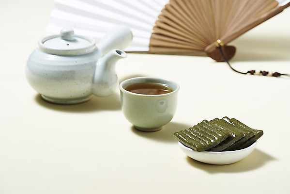 포토 식기 음료 다수 백그라운드 주전자 잔 떡 실내 내부 흰색 전통차 파일형식 찻주전자 찻잔 수정과 부채 JPG 사람없음 오브젝트 누끼 스튜디오촬영 절편 흰배경 접시 여러개 쑥떡 국내포토