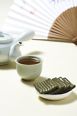 포토 JPG 스튜디오촬영 접시 실내 누끼 사람없음 여러개 부채 찻잔 찻주전자 오브젝트 흰배경 수정과 쑥떡 절편 국내포토 식기 음료 다수 백그라운드 주전자 잔 떡 내부 흰색 전통차 파일형식