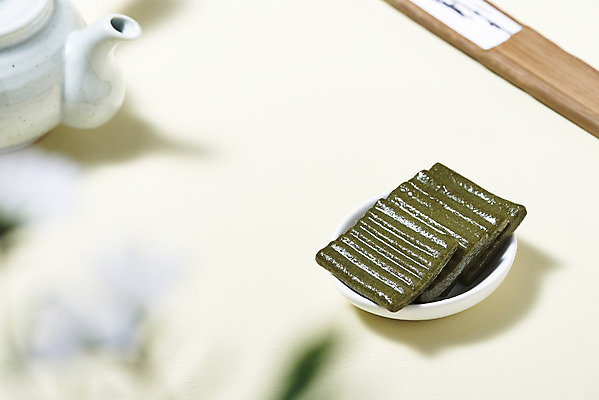 포토 JPG 스튜디오촬영 접시 실내 누끼 사람없음 아웃포커스 여러개 부채 찻주전자 오브젝트 흰배경 쑥떡 절편 국내포토 식기 다수 백그라운드 주전자 떡 촬영기법 내부 흰색 파일형식