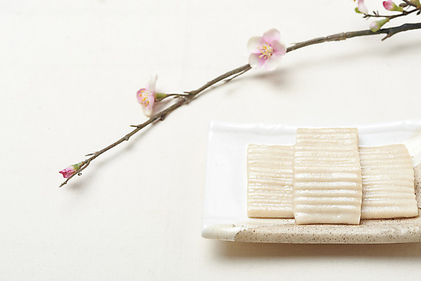 포토 JPG 스튜디오촬영 접시 실내 누끼 사람없음 여러개 오브젝트 흰배경 꽃가지 쌀떡 절편 국내포토 식기 꽃 다수 백그라운드 떡 내부 흰색 나뭇가지 파일형식