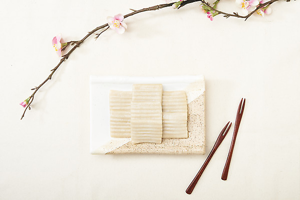 포토 JPG 스튜디오촬영 접시 포크 실내 누끼 사람없음 하이앵글 여러개 오브젝트 흰배경 꽃가지 쌀떡 절편 플랫레이 국내포토 식기 꽃 뷰포인트 다수 백그라운드 떡 내부 흰색 나뭇가지 플랫 파일형식