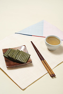 포토 JPG 스튜디오촬영 젓가락 실내 누끼 사람없음 여러개 찻잔 천 오브젝트 흰배경 나무접시 수정과 쑥떡 절편 국내포토 접시 음료 다수 백그라운드 잔 떡 수저 내부 흰색 직물 전통차 파일형식