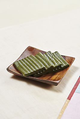 포토 JPG 스튜디오촬영 실내 누끼 사람없음 여러개 천 오브젝트 흰배경 나무접시 쑥떡 절편 국내포토 접시 다수 백그라운드 떡 내부 흰색 직물 파일형식