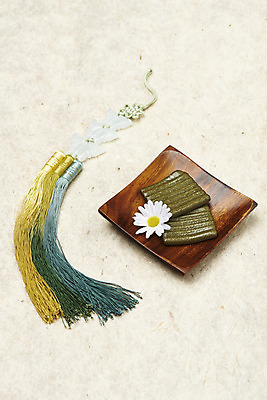 포토 JPG 스튜디오촬영 꽃 실내 누끼 사람없음 두개 오브젝트 흰배경 노리개 나무접시 쑥떡 절편 국내포토 식물 접시 백그라운드 2 떡 전통소품 내부 흰색 파일형식