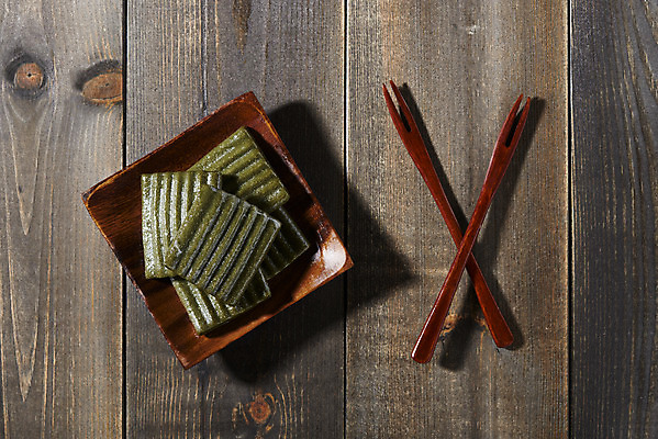 포토 JPG 스튜디오촬영 포크 실내 누끼 사람없음 하이앵글 여러개 오브젝트 나무접시 쑥떡 절편 플랫레이 나무배경 국내포토 식기 접시 뷰포인트 다수 백그라운드 떡 내부 플랫 파일형식