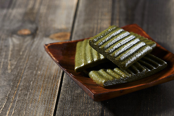 포토 접시 뷰포인트 다수 백그라운드 떡 실내 내부 파일형식 근접촬영 JPG 사람없음 오브젝트 누끼 스튜디오촬영 절편 나무접시 여러개 쑥떡 나무배경 국내포토