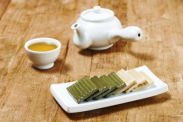 포토 식기 음료 다수 백그라운드 주전자 잔 떡 실내 내부 전통차 파일형식 찻잔 찻주전자 수정과 JPG 사람없음 오브젝트 누끼 스튜디오촬영 절편 접시 여러개 쑥떡 나무배경 국내포토