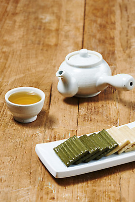 포토 식기 음료 다수 백그라운드 주전자 잔 떡 실내 내부 전통차 파일형식 JPG 사람없음 오브젝트 누끼 스튜디오촬영 절편 접시 여러개 쑥떡 찻잔 찻주전자 수정과 나무배경 국내포토