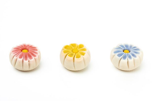 포토 JPG 스튜디오촬영 꽃무늬 실내 누끼 사람없음 세개 오브젝트 흰배경 일본전통 동양음식 화과자 국내포토 전통 꽃 음식 백그라운드 무늬 3 내부 과자 일본 흰색 파일형식