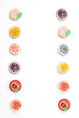 포토 JPG 스튜디오촬영 꽃무늬 실내 누끼 사람없음 하이앵글 여러개 오브젝트 흰배경 일본전통 동양음식 화과자 플랫레이 국내포토 전통 꽃 음식 뷰포인트 다수 백그라운드 무늬 내부 과자 일본 흰색 플랫 파일형식