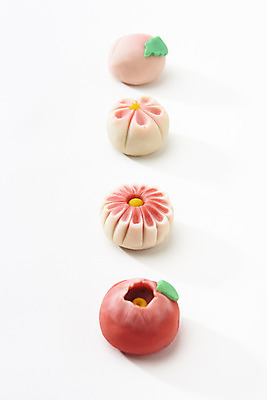 포토 JPG 스튜디오촬영 꽃무늬 실내 누끼 사람없음 여러개 오브젝트 흰배경 일본전통 동양음식 화과자 국내포토 전통 꽃 음식 다수 백그라운드 무늬 내부 과자 일본 흰색 파일형식