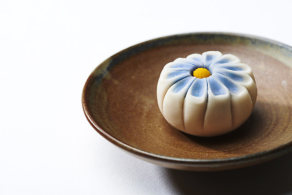 포토 JPG 스튜디오촬영 접시 꽃무늬 실내 누끼 사람없음 한개 오브젝트 흰배경 일본전통 동양음식 화과자 국내포토 1 전통 식기 꽃 음식 백그라운드 무늬 내부 과자 일본 흰색 파일형식