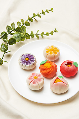 포토 JPG 스튜디오촬영 접시 잎 꽃무늬 실내 누끼 사람없음 여러개 천 오브젝트 흰배경 일본전통 동양음식 화과자 국내포토 식물 전통 식기 꽃 음식 다수 백그라운드 무늬 내부 과자 일본 흰색 직물 파일형식