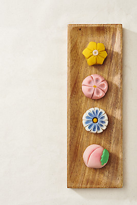 포토 JPG 스튜디오촬영 꽃무늬 실내 누끼 사람없음 하이앵글 여러개 오브젝트 흰배경 일본전통 나무접시 동양음식 화과자 플랫레이 국내포토 전통 접시 꽃 음식 뷰포인트 다수 백그라운드 무늬 내부 과자 일본 흰색 플랫 파일형식