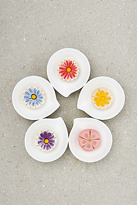 포토 JPG 스튜디오촬영 접시 꽃무늬 회색배경 실내 누끼 사람없음 하이앵글 여러개 오브젝트 일본전통 동양음식 화과자 플랫레이 국내포토 전통 식기 꽃 음식 뷰포인트 다수 백그라운드 무늬 내부 과자 일본 회색 플랫 파일형식