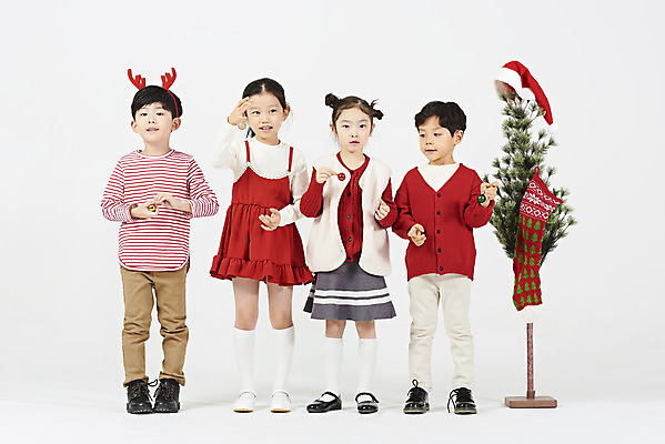 포토 JPG 스튜디오촬영 전신 여자 남자 어린이 크리스마스 겨울 산타모자 실내 서기 들기 누끼 소녀 이벤트 소년 여러명 앞모습 빨간색 파티 장식볼 한국인 즐거움 흰배경 루돌프머리띠 미니트리 연말 어린이만 국내포토 모자_잡화 계절 기념일 감정 뷰포인트 컬러 다수 백그라운드 모션 사람 동양인 내부 장식 크리스마스트리 흰색 머리띠 파일형식