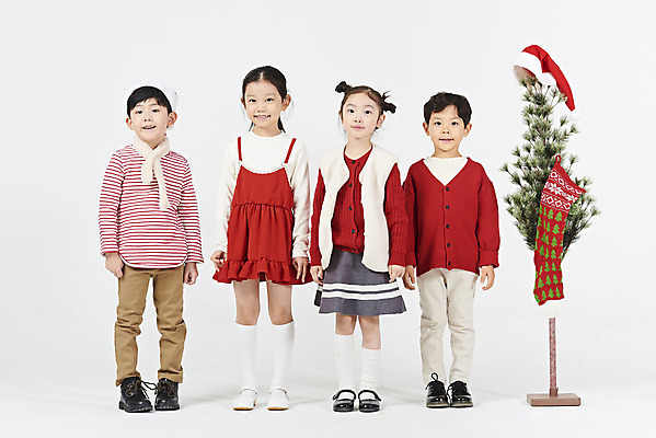 포토 JPG 스튜디오촬영 전신 여자 남자 어린이 크리스마스 겨울 산타모자 실내 서기 미소 누끼 소녀 이벤트 소년 여러명 앞모습 빨간색 파티 한국인 즐거움 흰배경 미니트리 연말 어린이만 국내포토 모자_잡화 계절 기념일 감정 뷰포인트 컬러 다수 백그라운드 모션 표정 사람 동양인 내부 크리스마스트리 흰색 파일형식