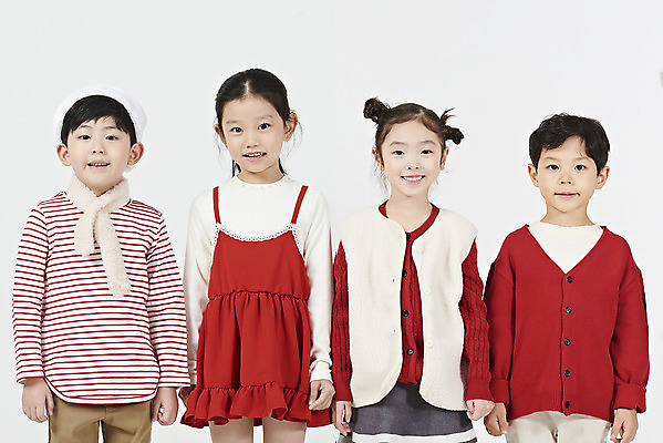 포토 JPG 스튜디오촬영 여자 남자 어린이 크리스마스 겨울 실내 서기 미소 누끼 소녀 이벤트 소년 여러명 상반신 앞모습 빨간색 파티 한국인 즐거움 흰배경 연말 어린이만 국내포토 계절 기념일 감정 뷰포인트 컬러 다수 백그라운드 모션 표정 사람 동양인 내부 흰색 파일형식