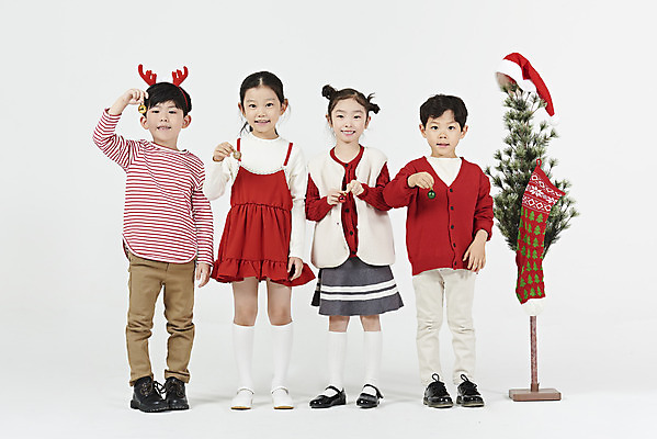포토 JPG 스튜디오촬영 전신 여자 남자 어린이 크리스마스 겨울 산타모자 실내 서기 미소 들기 누끼 소녀 이벤트 소년 여러명 앞모습 빨간색 파티 장식볼 한국인 즐거움 흰배경 루돌프머리띠 미니트리 연말 어린이만 국내포토 모자_잡화 계절 기념일 감정 뷰포인트 컬러 다수 백그라운드 모션 표정 사람 동양인 내부 장식 크리스마스트리 흰색 머리띠 파일형식