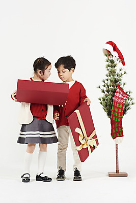 포토 JPG 스튜디오촬영 전신 여자 남자 어린이 크리스마스 겨울 산타모자 실내 서기 들기 누끼 소녀 이벤트 소년 두명 앞모습 빨간색 선물상자 파티 놀람 한국인 즐거움 흰배경 미니트리 연말 어린이만 국내포토 모자_잡화 계절 기념일 감정 뷰포인트 컬러 백그라운드 모션 표정 선물 사람 동양인 내부 상자 크리스마스트리 흰색 파일형식